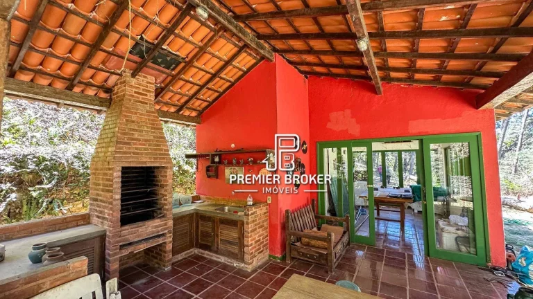 Imagem Casa com 4 dormitórios à venda, 230 m² por R$ 690.000,00 - Zona Rural - Teresópolis/RJ