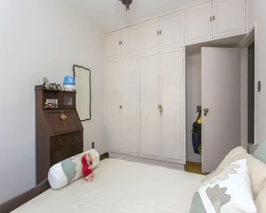 Imagem Apartamento amplo, living para 2 ambientes com piso de tacos, 03 dormitórios com piso de tacos e ar...