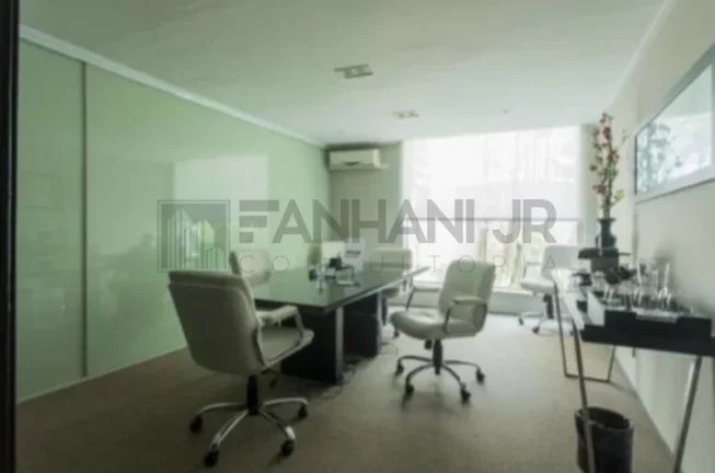 Imagem Venha conhecer este imóvel incrível, totalmente reformado e finamente decorado, com uma localização excepcional! Com 587m² de área construída este e
