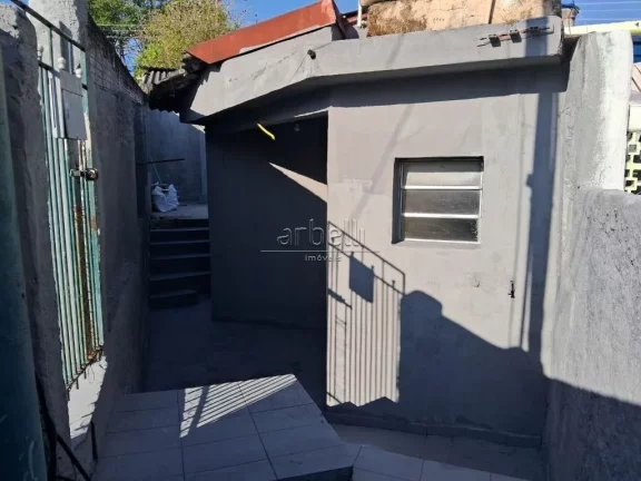 Imagem Casa com 70 M², 1 dormitório, 1 banheiro, sala, cozinha, área de serviços e quintal. Boa casa co...