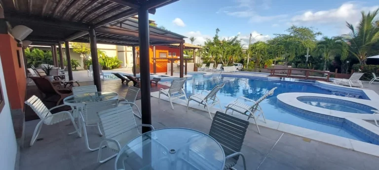 Imagem Apartamento garden com 2 dormitórios, poucos metros da vila de Praia do Forte com acesso a praia