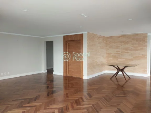 Imagem Excelente apartamento, com 240m² bem distribuídos, amplo living com varanda em L, lareira e uma vi...