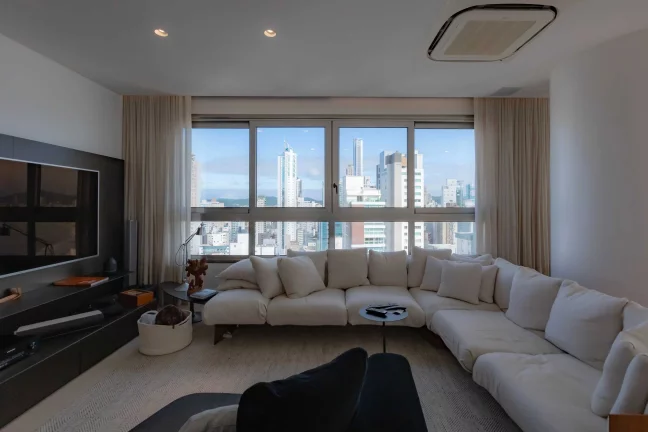 Imagem Apartamento mobiliado com 4 suítes e 5 vagas de garagem na Avenida Atlântica em Balneário Camboriú