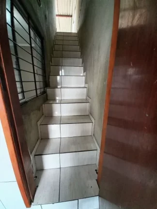 Imagem Casa sobreposta alta com 1 dormitório à venda, 90 m² por R$ 150.000 - Vila Costa Muniz - Cubatão/SP