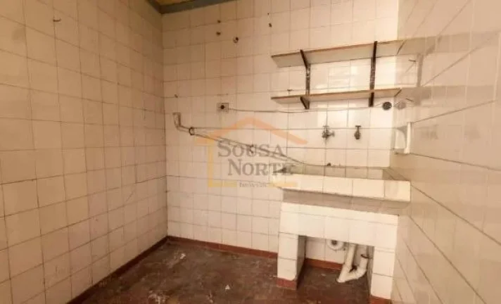 Imagem Sobrado espaçosa com 298m², 3 dormitórios, 2 banheiros e 3 vagas de garagem. Quintal na frente e ...