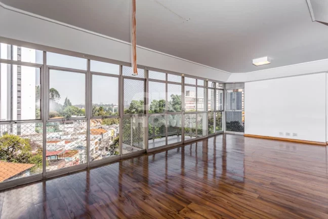 Imagem Lindo apartamento com 240m2, 3 dormitórios ( 1 suíte ) e 2 vagas na garagem. Apartamento impecáve...