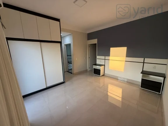 Imagem Casa em Condomínio à Venda em Localização Privilegiada: 3 Quartos, 1 Suíte, 3 Salas, 3 Banheiros, 4 Vagas de Garagem - 205,00 m².