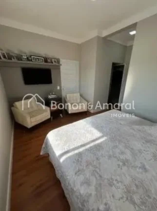 Imagem Linda casa à venda no Condomínio Portal do Jequitibá, em Valinhos/SP, com 3 suítes, todas com va...