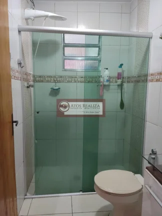 Imagem Vendo Oportunidade no Jardim Fraternidade. Casa Terreno, com 200m2 de área Total, o imóvel conta com, 3 dormitórios, sendo 1 Suíte, 2 vagas de Garagem, Edícula de 3 cômodos, Lavanderia, Aceita Financiamento, aceita Permuta. Valor de Oportunidade R$ 530K, 