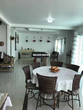 Imagem Casa mobiliada, decorada à venda com 06 suítes, piscina localizada na Quadra Mar na Praia do Estaleiro em Balneário Camboriú.