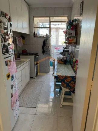 Imagem Apartamento 1 dormitório, sala 2 ambientes, pisos em madeira, cozinha com armários, área de servi...