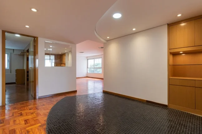 Imagem OPORTUNIDADE IMPERDÍVEL ! Apartamento 125M² Reformado, 3Q, 1 Suíte, 2 Banheiros, 2 Vagas.