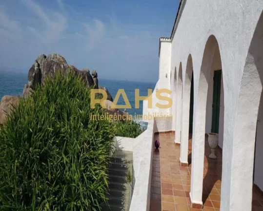 Imagem Linda casa estilo mediterrâneo no litoral de Santa Catarina. Situada na Praia Grande em São Franci...