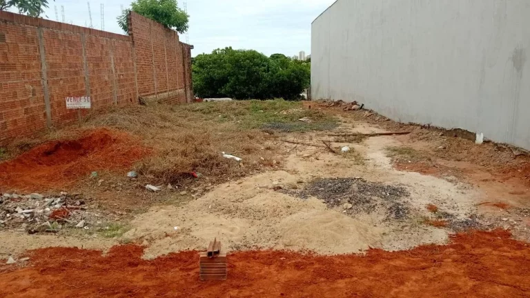 Imagem VENDE-SE ÓTIMO TERRENO PLAINO, MURADO DE 02 LADOS