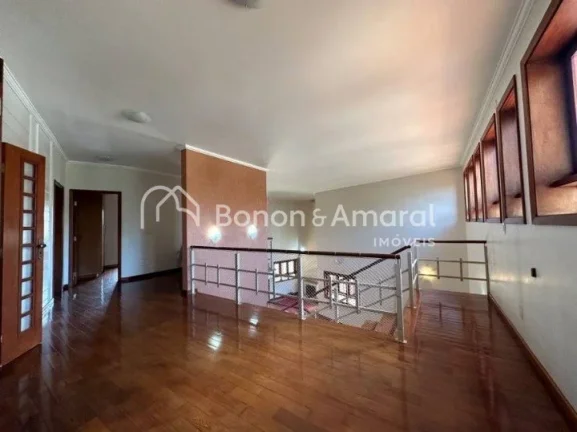 Imagem Linda casa em condomínio fechado. No piso superior há um hall, 3 quartos com varanda, sendo uma su...