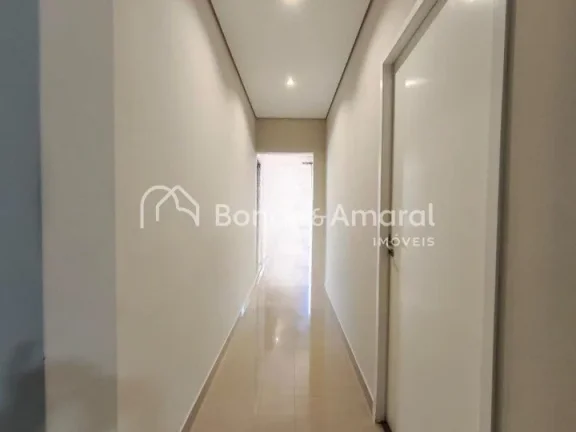 Imagem O imóvel dispõe de 2 dormitórios, sendo o quarto do casal com painel instalado, e o segundo dormi...