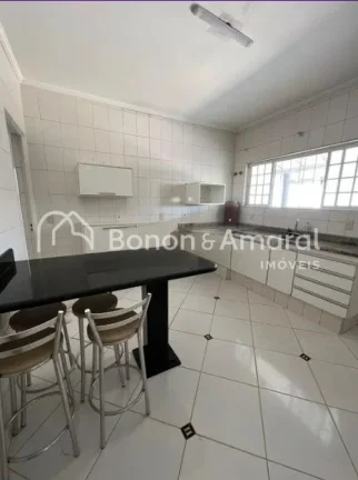 Imagem A casa possui um amplo espaço interno, com 3 quartos, sendo uma suíte com varanda, todos equipados...
