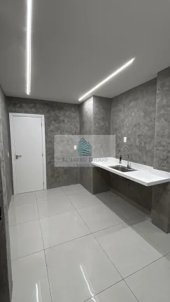 Imagem Apartamento à venda em Copacabana-RJ: 3 quartos, 1 suíte, 1 sala, 3 banheiros, 120m² de área. Venha conferir!