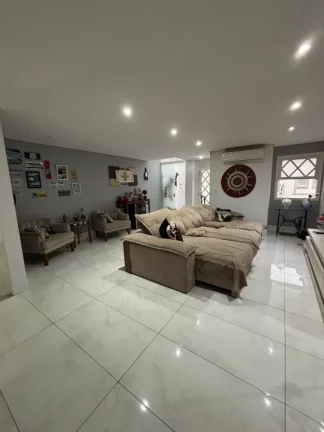 Imagem Imóvel à venda em São Caetano do Sul-SP: Casa com 4 quartos, 1 suíte, 2 banheiros, 4 vagas de garagem e 250m² de área no Jardim São Caetano.