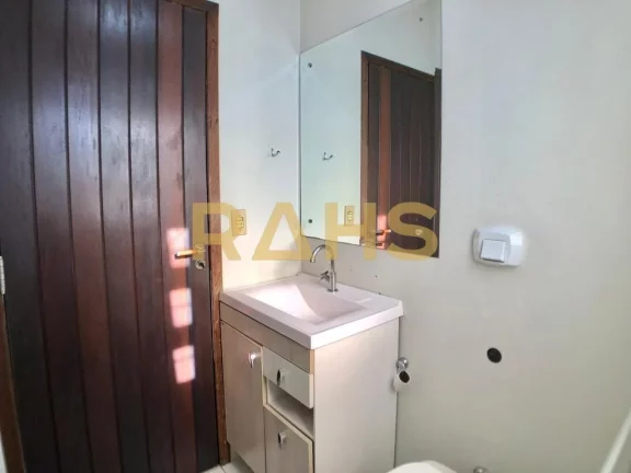 Imagem Sobrado com 2 suítes e 1 quarto, ampla área gourmet com churrasqueira e piscina, 2 vagas de garage...