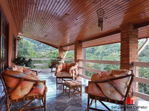 Imagem Casa a venda Com 06 Dormitórios na Região da Minalba em Campos do Jordão.