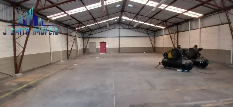 Imagem TERRENO COM GALPÕES Á VENDA - A.T. 7.430m² . AC. 2.816m² (5 galpões+adm)