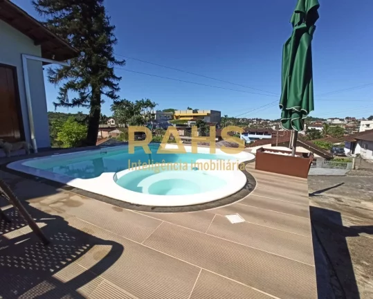 Imagem Casa Plana Parcialmente Averbada, aceita financiamento, com 1 suíte e 2 quartos, 2 vagas de garagem...