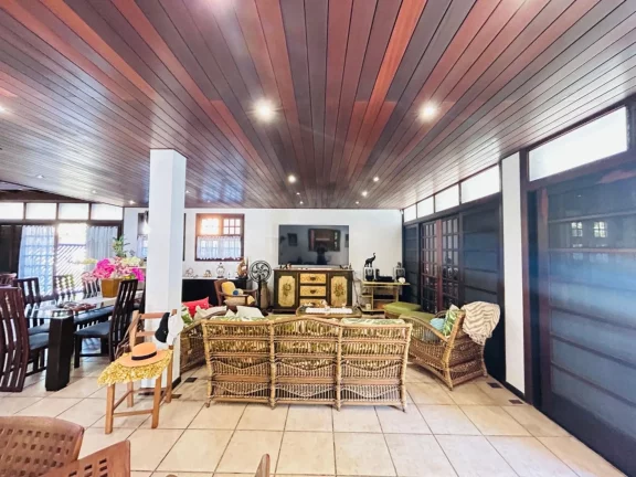 Imagem Imponente casa à venda em Riviera de São Lourenço Módulo 20: 5 quartos, 2 suítes, 3 salas, 4 vagas, 317m² de área.
