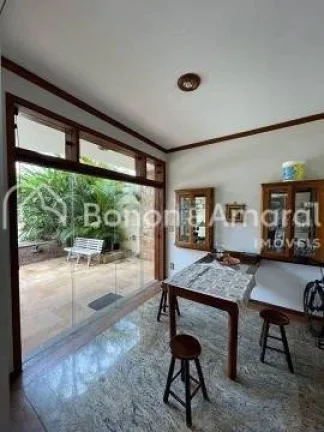 Imagem Linda casa à venda em condomínio fechado. Casa assobradada com hall de entrada, três salas grande...