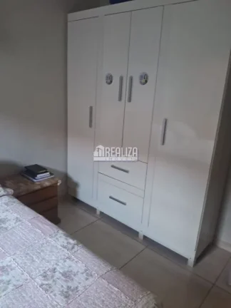 Imagem Vende-se casa com 3 quartos e piscina no bairro Beija-Flor II, em Uberaba