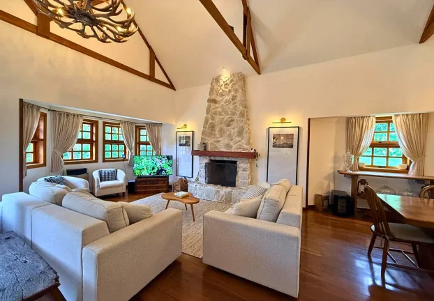 Imagem Casa de serra com lareira e jardim na Vila Inglesa | 4 dormitórios | terreno de 927 m²