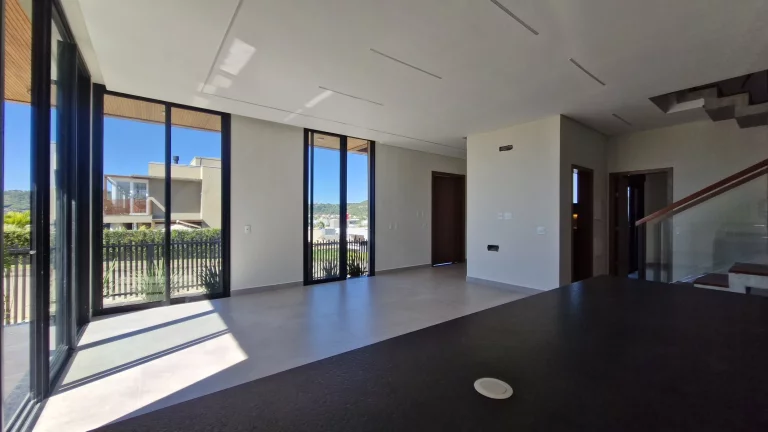 Imagem Oportunidade: Casa Alto Padrão à Venda no Bairro Ferraz em Garopaba-SC com Vista Mar!