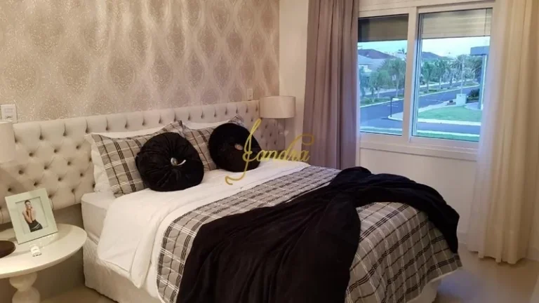 Imagem Sobrado em condomínio fechado com 05 suites mobiliado e decorado