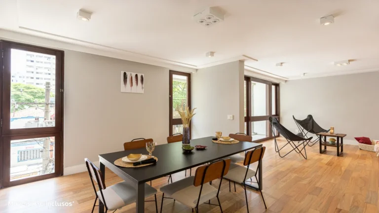Imagem Apartamento 198M² Reformado, 3Q, 1 Suíte, 2 Banheiros, 2 Vagas, Sala para 2 Ambientes, Varanda, Academia, Playground, Salão de Festas, Área Verde.