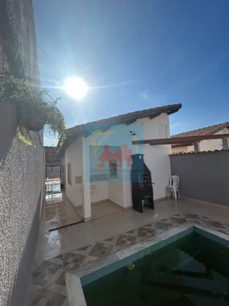 Imagem Casa à 150 metros da Praia do Gaivotas em Itanhaém, 02 dorms, 03 vagas, piscina, churrasqueira 379mil