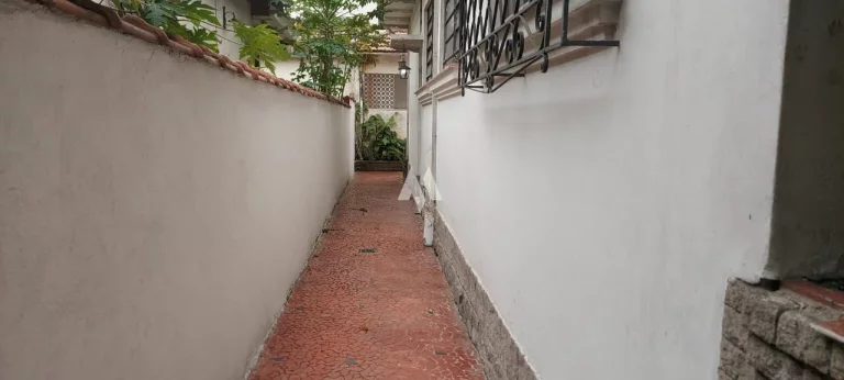 Imagem Casa com ótima localização na Avenida Afonso Pena com 03 Quartos + edícula á venda em Santos