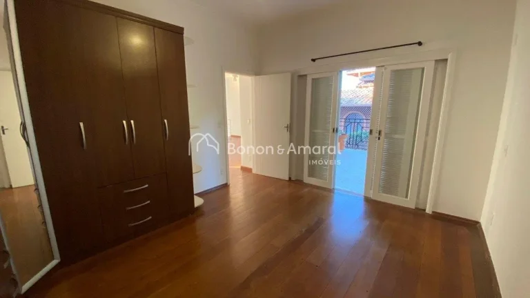 Imagem Imóvel amplo e elegante, com quatro quartos, sendo três deles suítes, além de quatro banheiros n...
