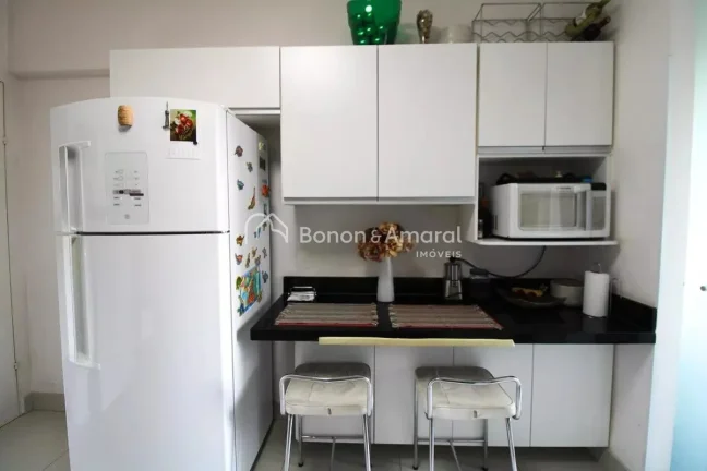 Imagem Imóvel amplo à venda no Cambuí, com 3 quartos e 2 banheiros. Apartamento reformado e muito bem lo...