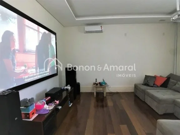 Imagem Linda e espaçosa casa de condomínio com área de 704 m². O imóvel possui living com pé direito ...