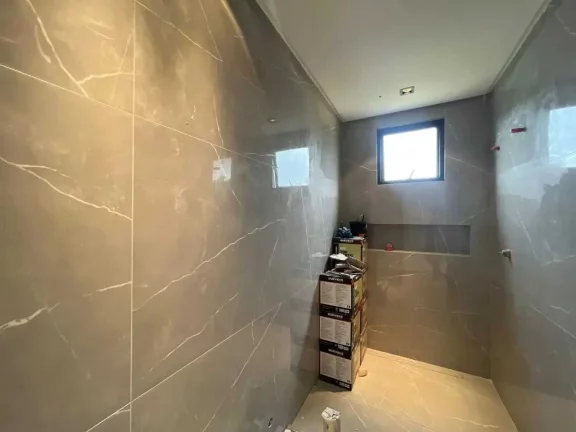 Imagem Casa nova no Condomínio Caledônia com 5 suítes e 4 vagas de garagem em Camboriú-SC