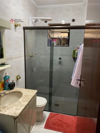 Imagem Excelente sobrado, 220 metros, 3 dormitórios, 3 vagas cobertas, portão automático, quintal com churrasqueira, rua larga e tranquila.