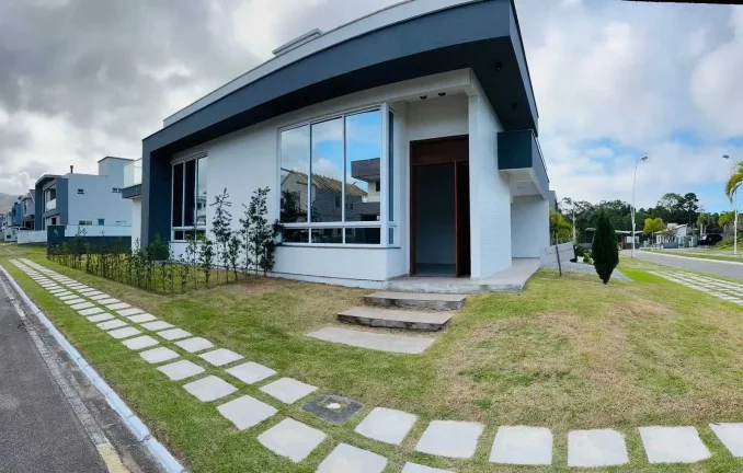 Imagem Casa alto padrão 3 dormitórios sendo 1 suíte e 2 demi-suítes e 2 vagas em Florianópolis/SC
