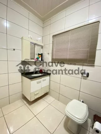 Imagem Casa no centro com quintal amplo e varanda coberta