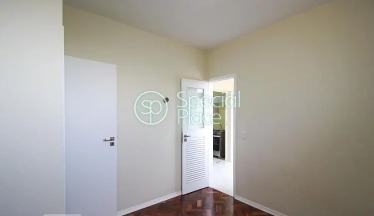 Imagem Excelente apartamento com cômodos amplos, arejados e claros. Localização excelente muito próximo...