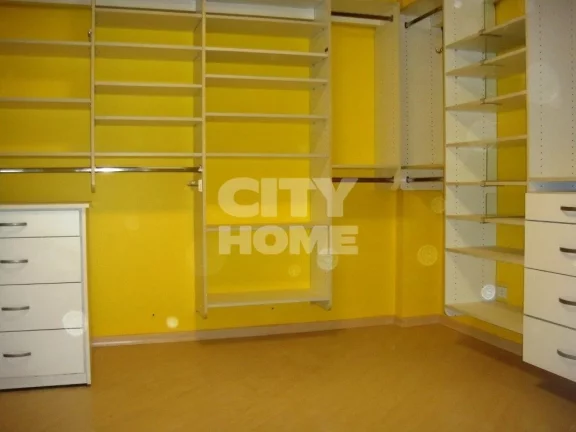 Imagem Apartamento reformado super espaçoso com 240m², 04 dormitórios ( 2 suítes ) e 2 vagas na garagem...