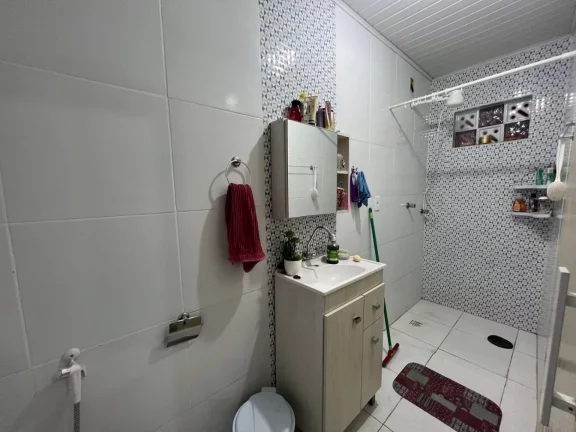 Imagem Casa em Rua Pública c/ Quintal Amplo | Confira Detalhes!