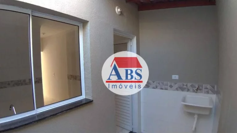 Imagem Casa Sobreposta Alta com Sacada