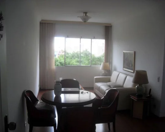 Imperdível!!! Apartamento todo reformado, andar alto,com excelente distribuição, living para 2 am...