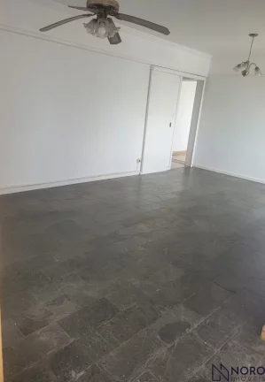 Imagem Amplo apartamento no centro de Santa Maria, sala para 02 ambientes com lareira e