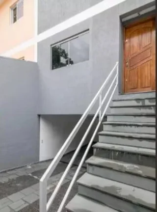 Imagem Casa assobradada residencial, bem distribuída e pronta para morar.